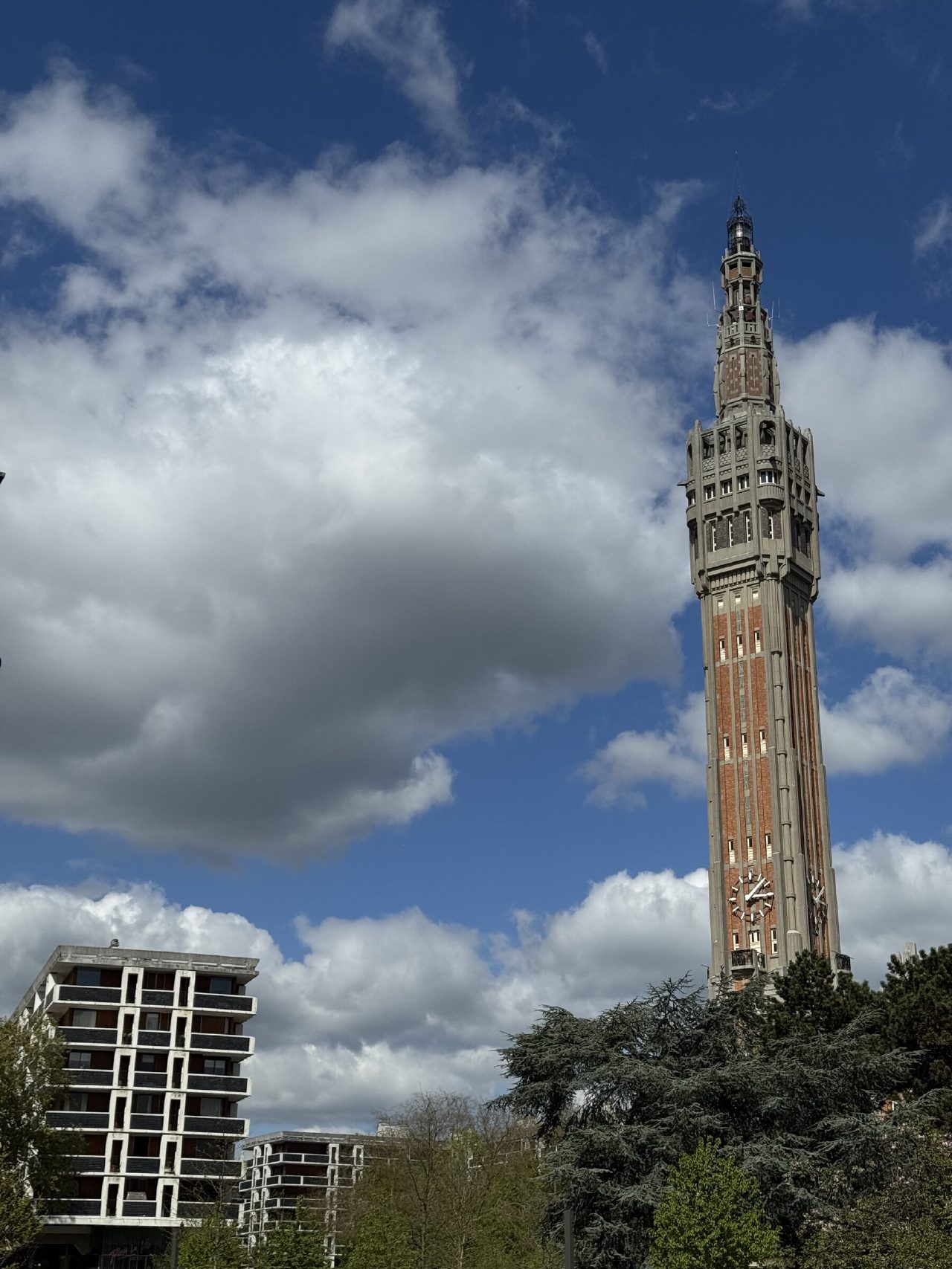 Le beffroi de l'hôtel de ville de Lille vu depuis la résidence Le Beffroi, qui abrite notre centre à Lille
